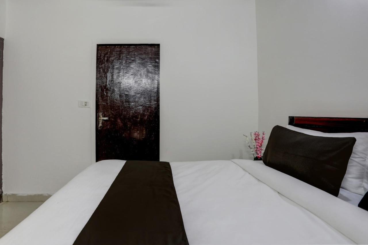 Hotel O The Royal Villa New Delhi Buitenkant foto