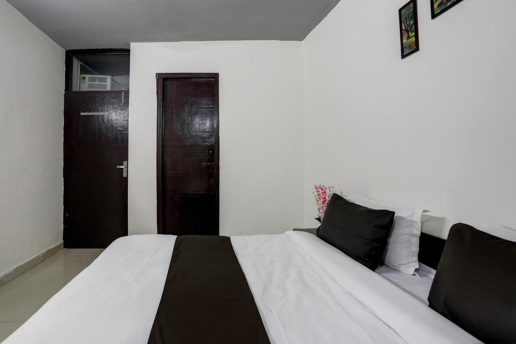 Hotel O The Royal Villa New Delhi Buitenkant foto